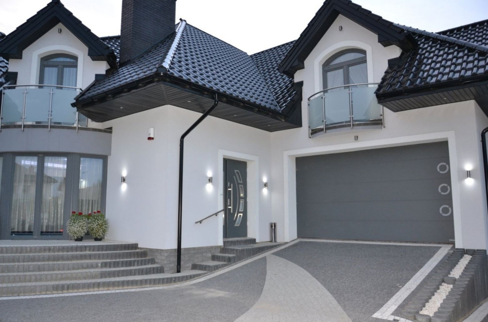 Oświetlone wejście do domu