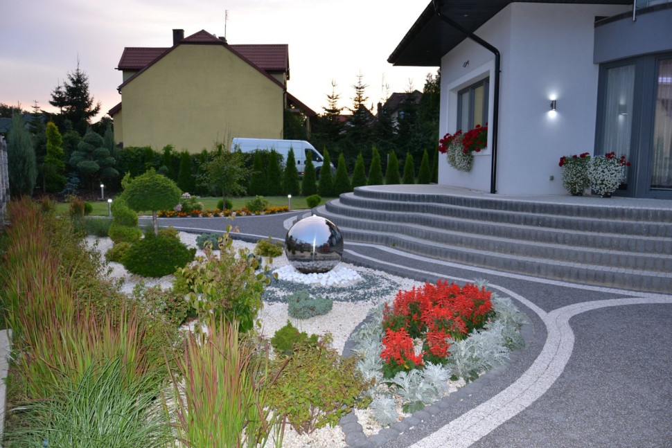 W otworze kuli, wykonanej ze stali nierdzewnej, jest delikatne światło, które podkreśla drgający strumień wody