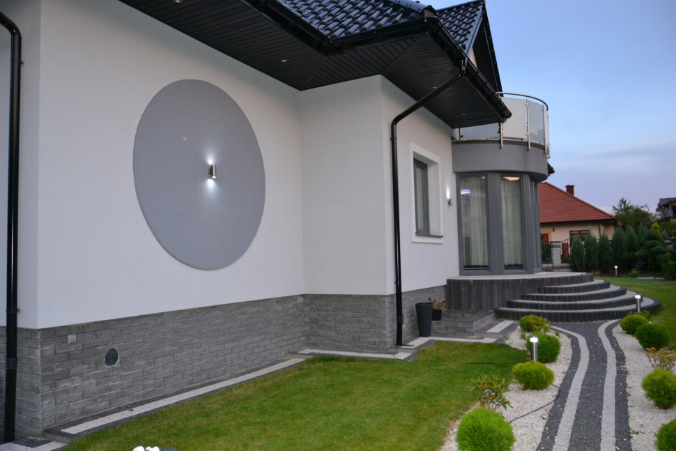 Kinkiety na elewacji