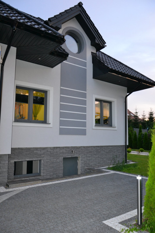 LEDy w podsufitce i oświetlenie na słupku