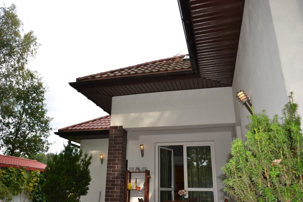 Kinkiety ze świetlówkami kompaktowymi (i ciepłą barwą światła) dobrze sprawdzają się na tarasie za domem