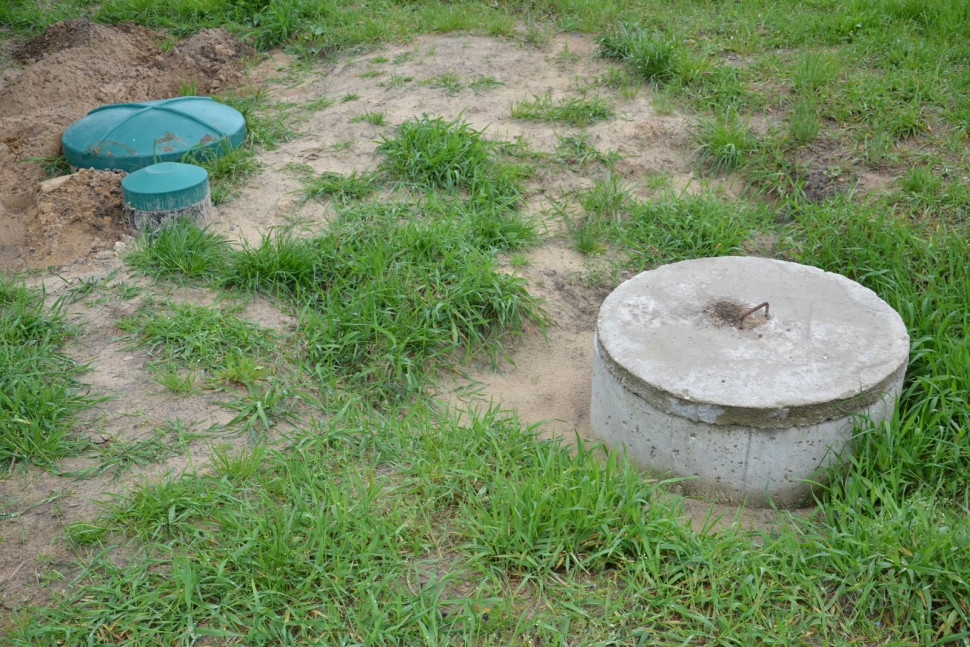 Prosta oczyszczalnia drenażowa, której elementem jest szambo