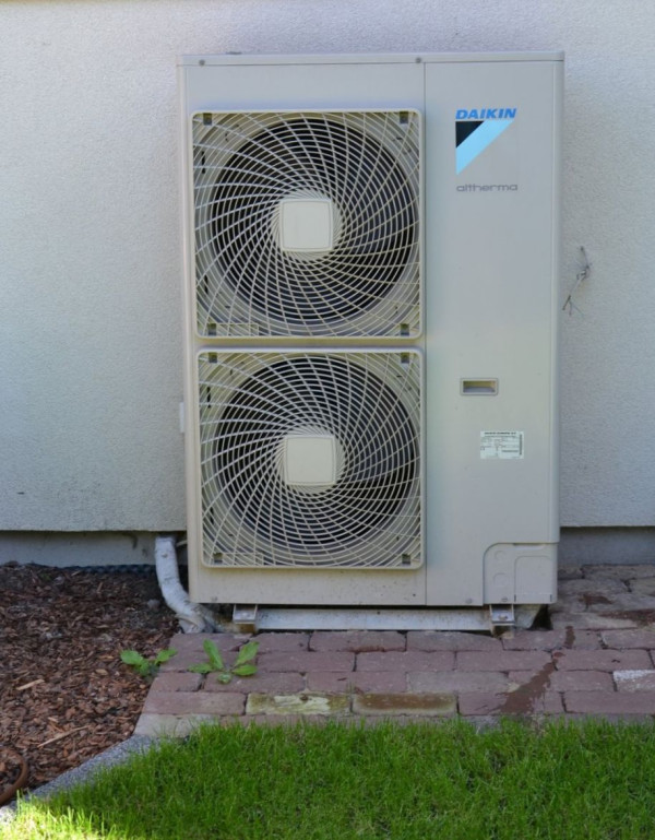 Inwerter zewnętrzny ulokowano przy gospodarczej części budynku, bo szumi