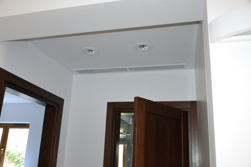 Wyloty klimakonwektora (na piętrze obsługuje 3 pokoje i hol)