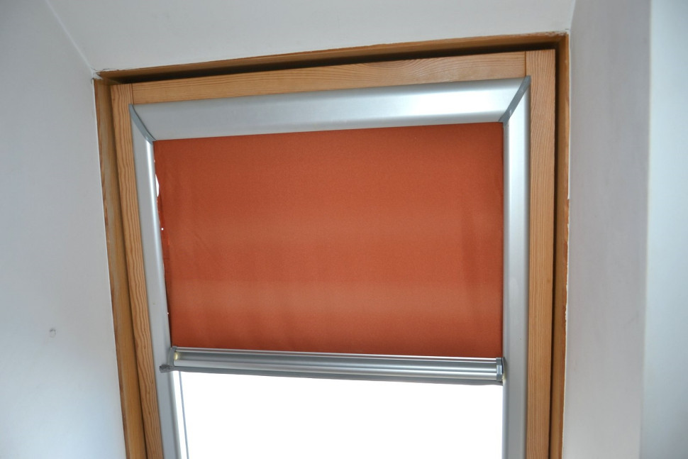 Okno dachowe z zaciemniającą roletą wewnętrzną
