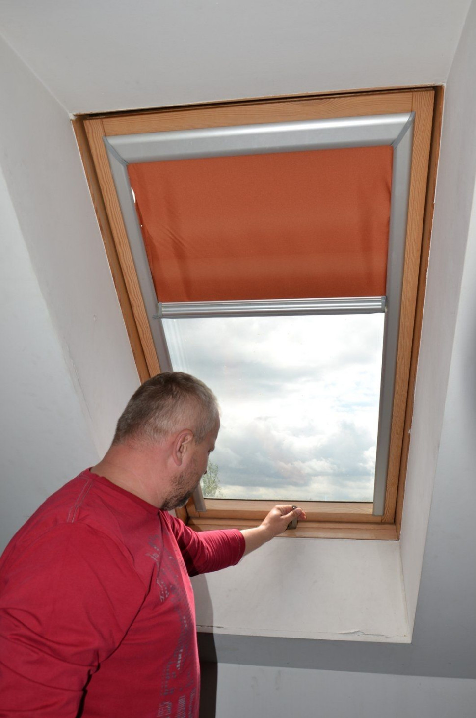 Okna obrotowe, otwierane klamką na dolnej ramie, zamontowano na wysokości 1,30 m