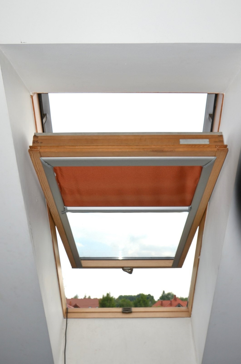 Okno obrotowe ma oś obrotu w połowie skrzydła