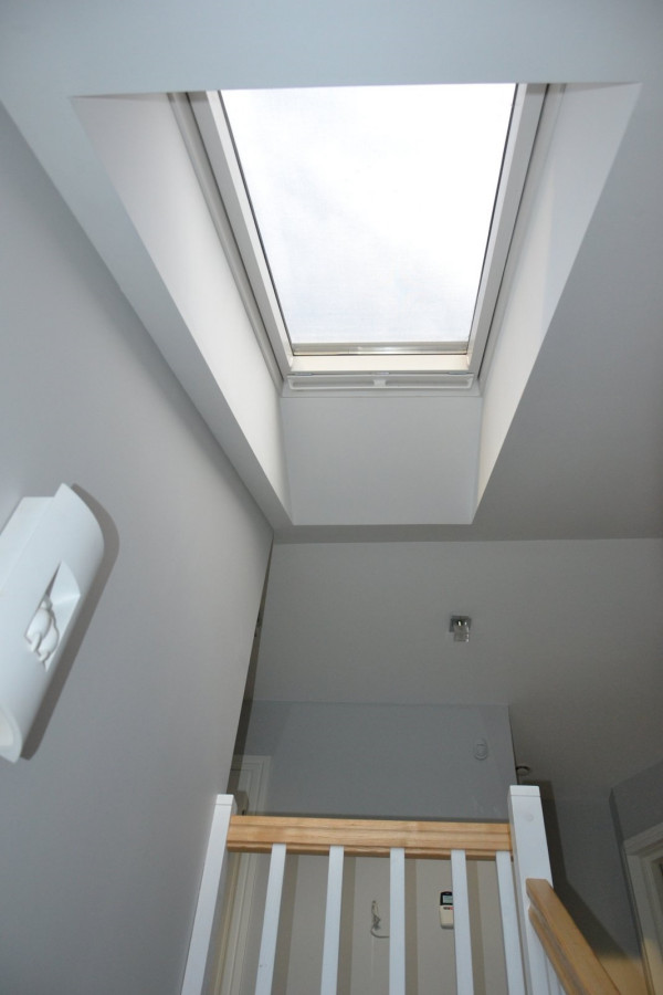 Listwę otwierającą na górnej ramie obsługuje się z galerii na poddaszu