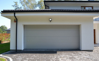 Szeroka brama garażowa segmentowa obsługiwana bez napędu