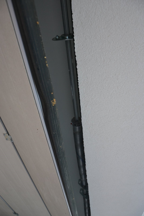 Sprężyny założone nad nadprożem otworu wjazdowego