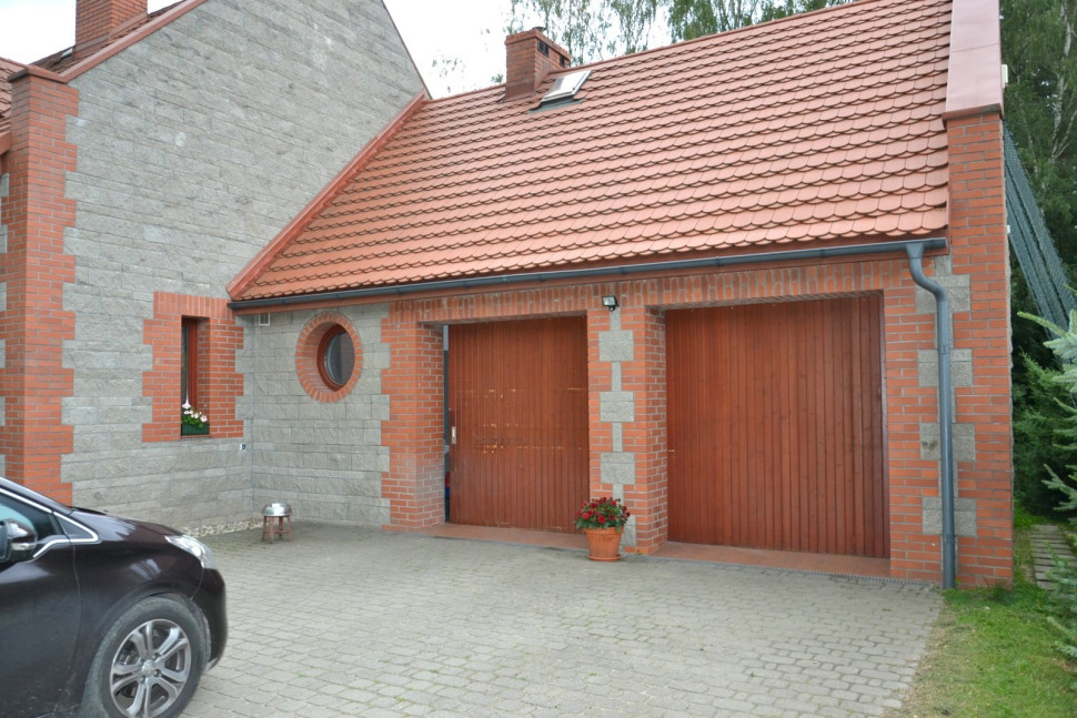 Garaż z dwoma otworami wjazdowymi