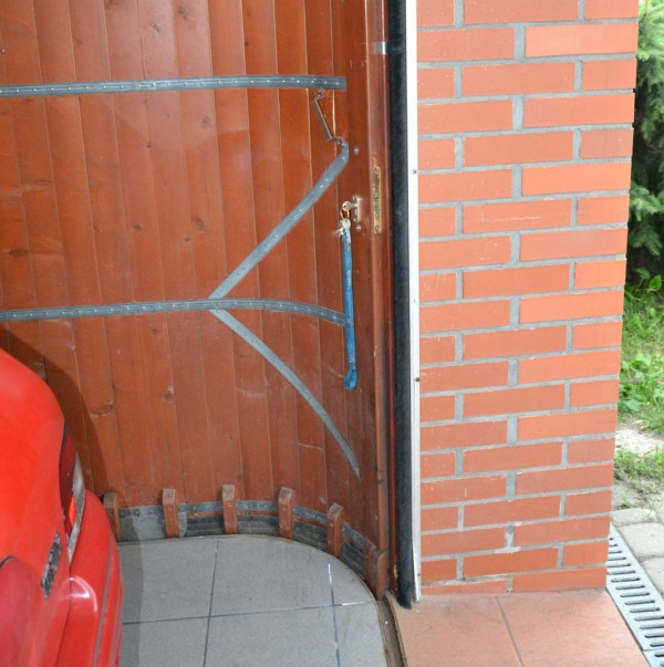 Zamek w bramie segmentowej bocznej