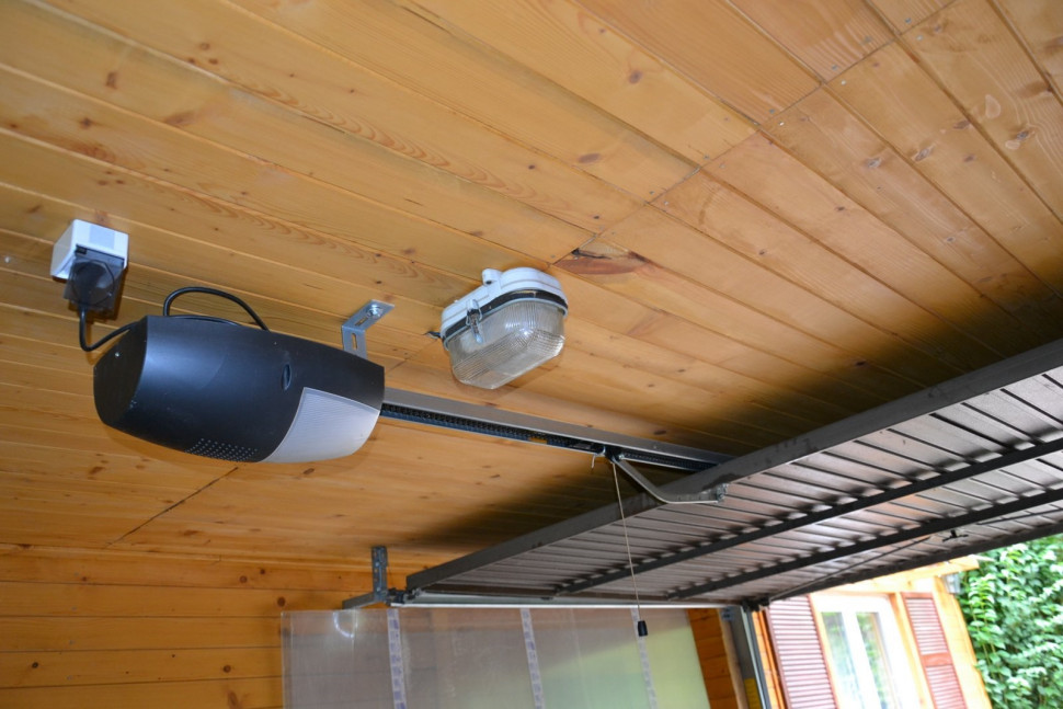 Napęd elektryczny w bramie garażowej