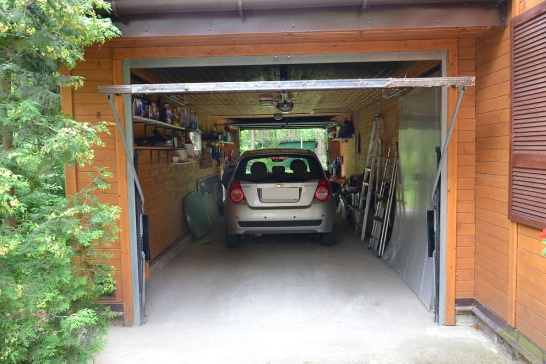 Brama garażowa zamontowana na przestrzał