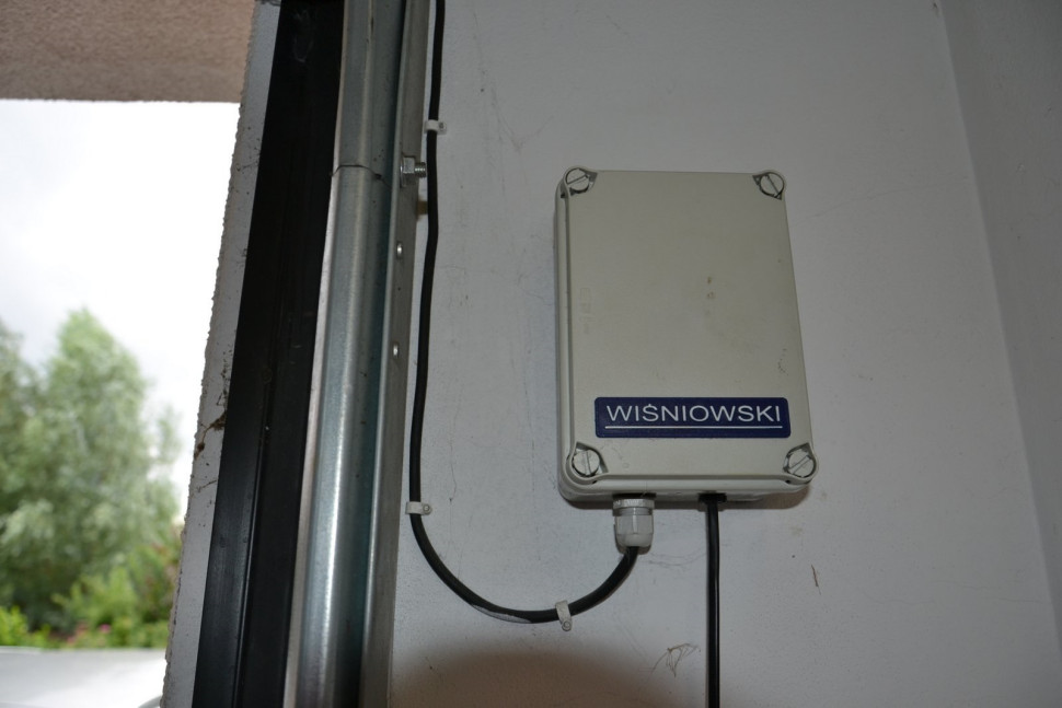 Przycisk na ścianie otwierający bramę garażową