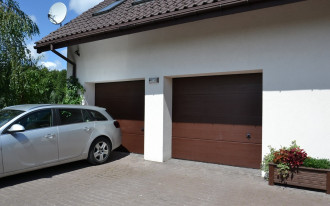 Wrota segmentowe z napędem - szósty rok płynnie się składają