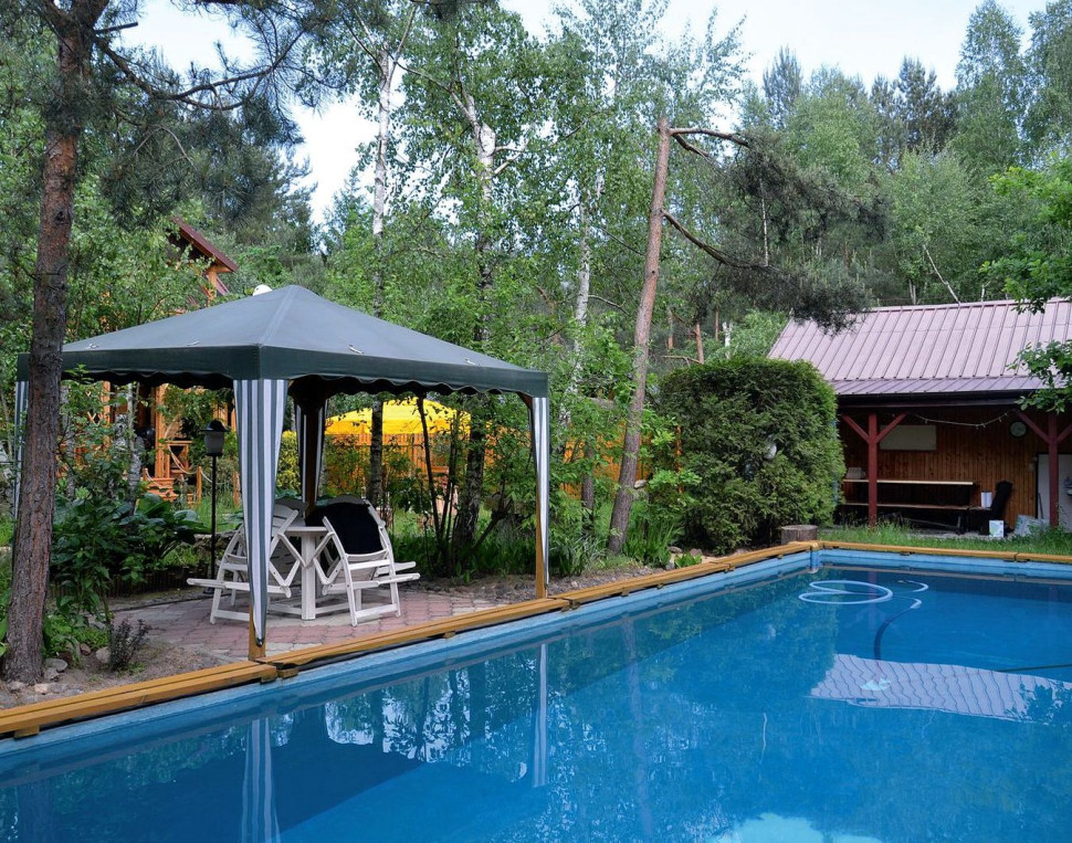 Basen o poj. 80 m3 wody umieszczono przy wolno stojącym garażu