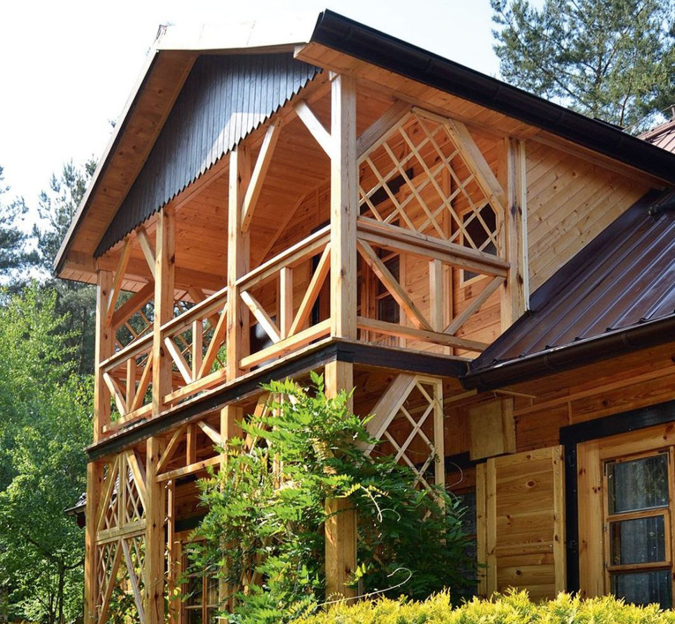 Weranda wypoczynkowa za domem skierowana jest na południe i na ogród