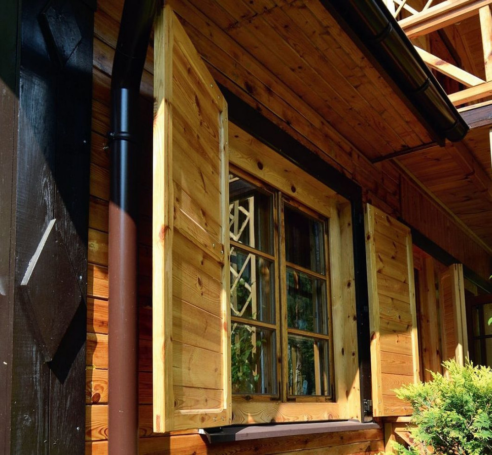 Okiennice w drewnianym domu
