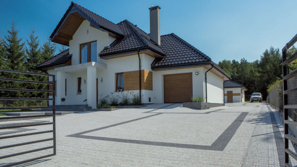 Podjazd wyłożony kostką brukową
