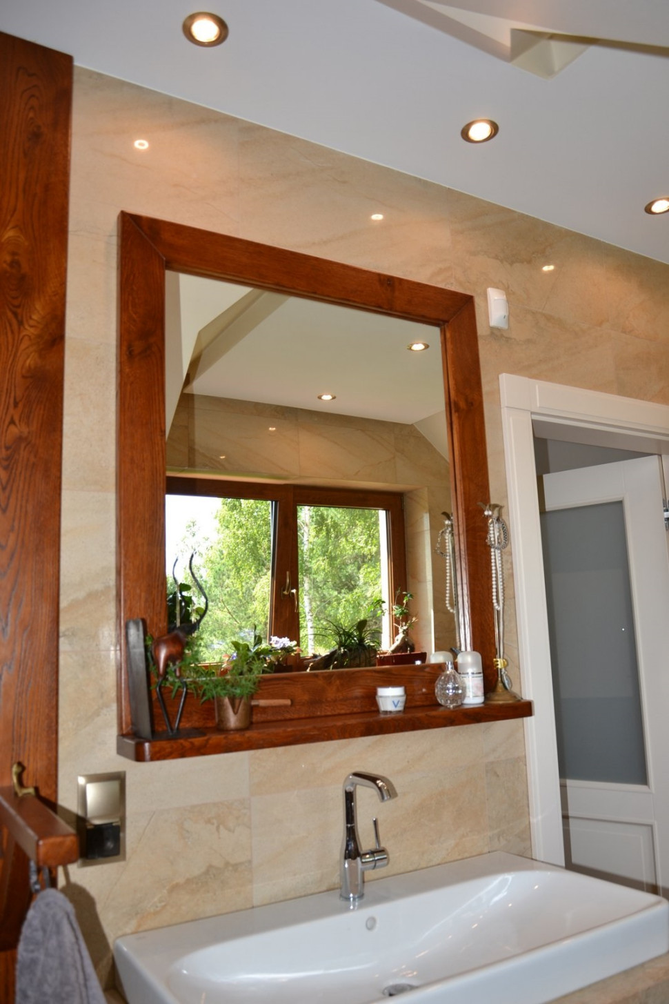 Przy umywalce w łazience znajduje się bryzgoszczelne gniazdo wtykowe i łącznik do oświetlenia lustra.