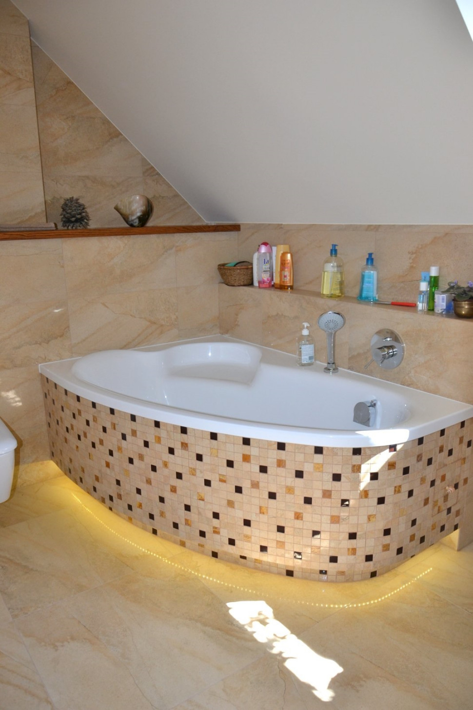 Taśmy LED z ciepłym łagodnym światłem, umocowane nisko w obudowie wanny