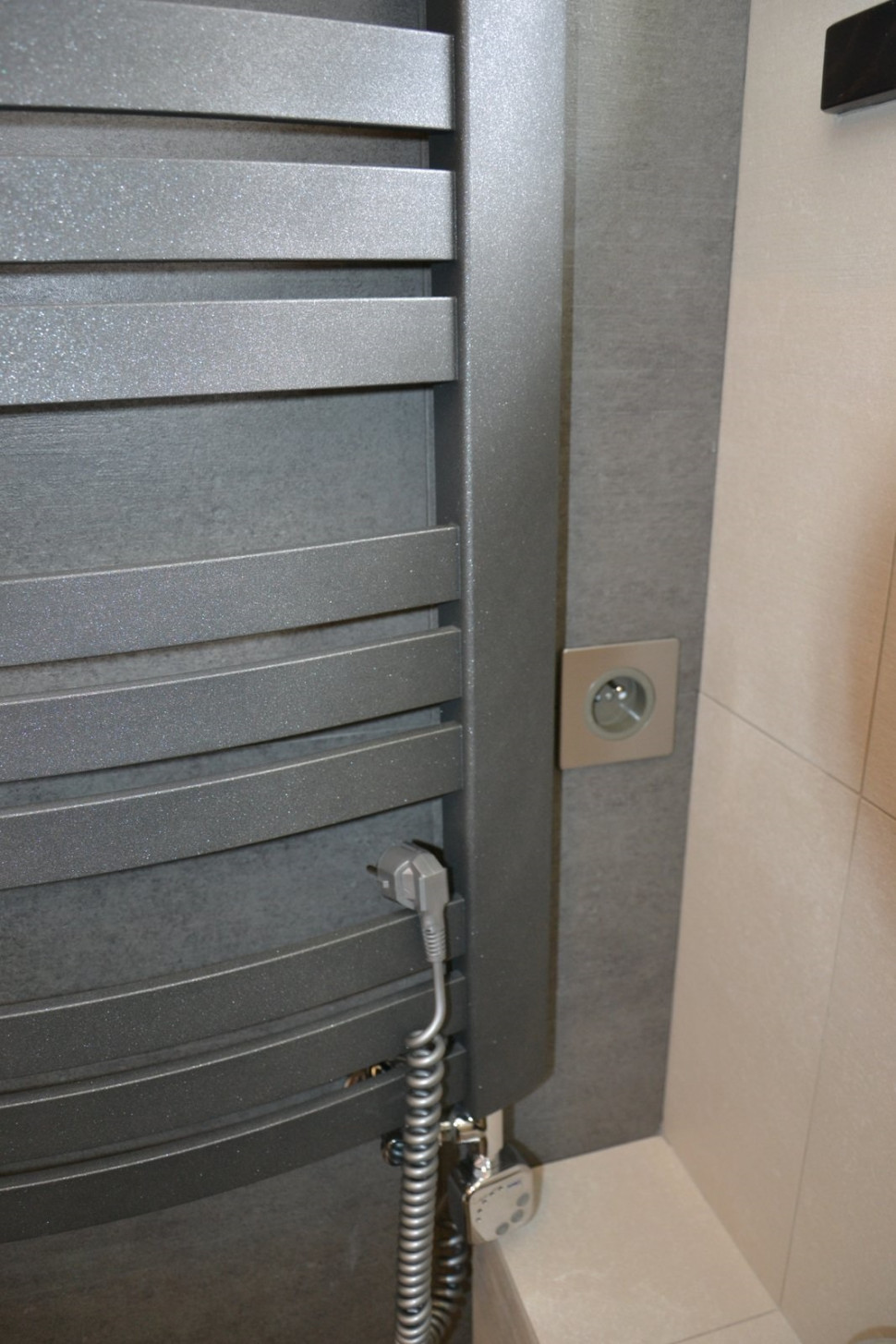 Gniazdo wtykowe do grzałki elektrycznej, zamontowanej w grzejniku drabince.