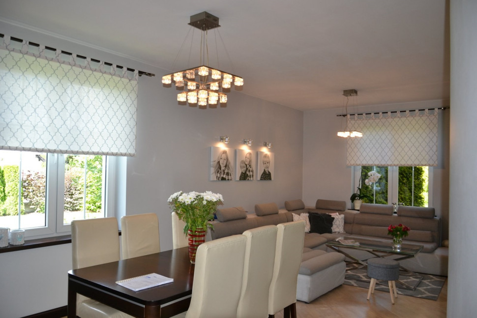 Nowe żyrandole mają halogenowe żarówki 10 W i 20 W. Reflektorki ścienne nad zdjęciami – diody LED w ciepłym odcieniu światła (4 W).