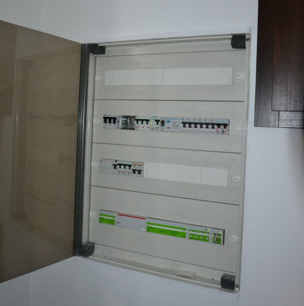 Osprzęt elektroinstalacyjny w jednej z dwóch rozdzielnic