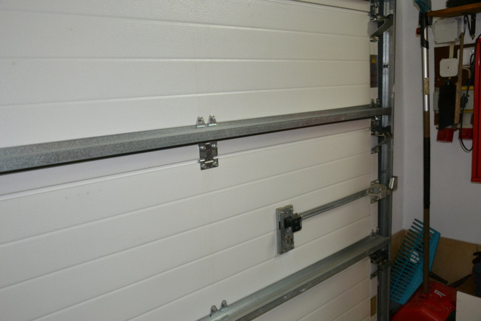 Przed dłuższym wyjazdem z domu wrota rygluje się dodatkowo ręcznym ryglem i zamyka zamek na klucz