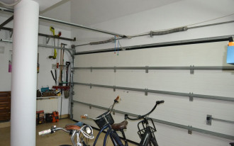 Słup w środku garażu przesądził o wyborze bramy garażowej