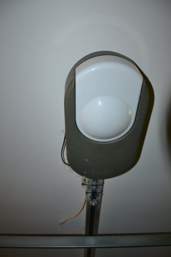 Dla napędu doprowadzono zasilanie z sieci elektrycznej 230 V