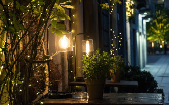 Dekoracyjne oświetlenie w romantycznym ogrodzie