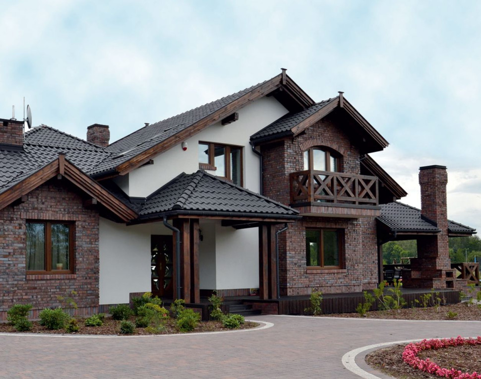 Dom rozbudowano o garaż na dwa samochody