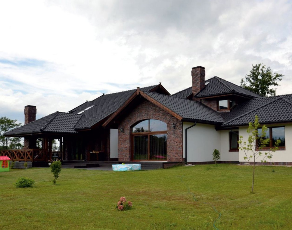 Dach ma blisko 700 m2 powierzchni i 30 skośnych połaci