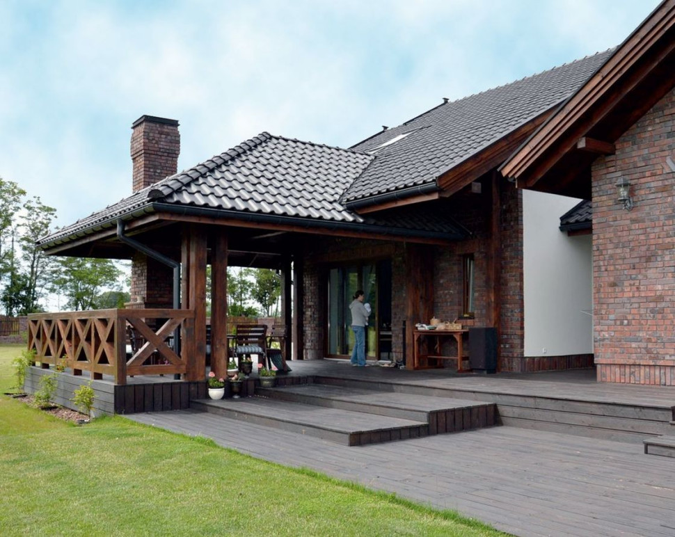 Elewacja z salonem i z tarasem zwrócona jest na południe