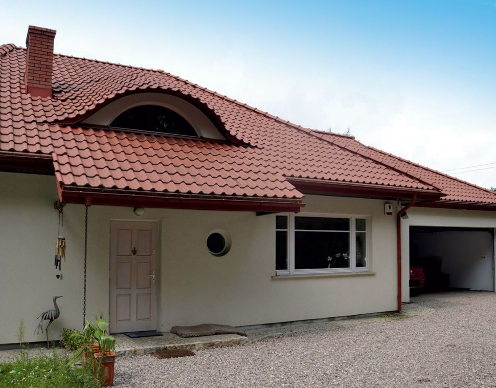 Dach pokryty dachówką ceramiczną i bawole oko