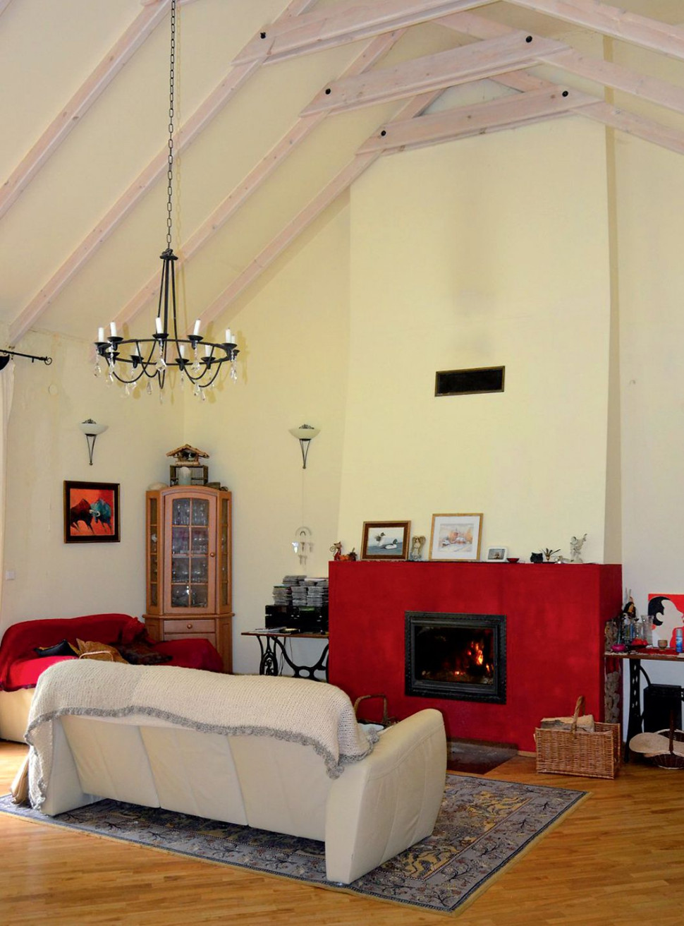 Katedralny sufit podkreśla belkowanie z kantówki