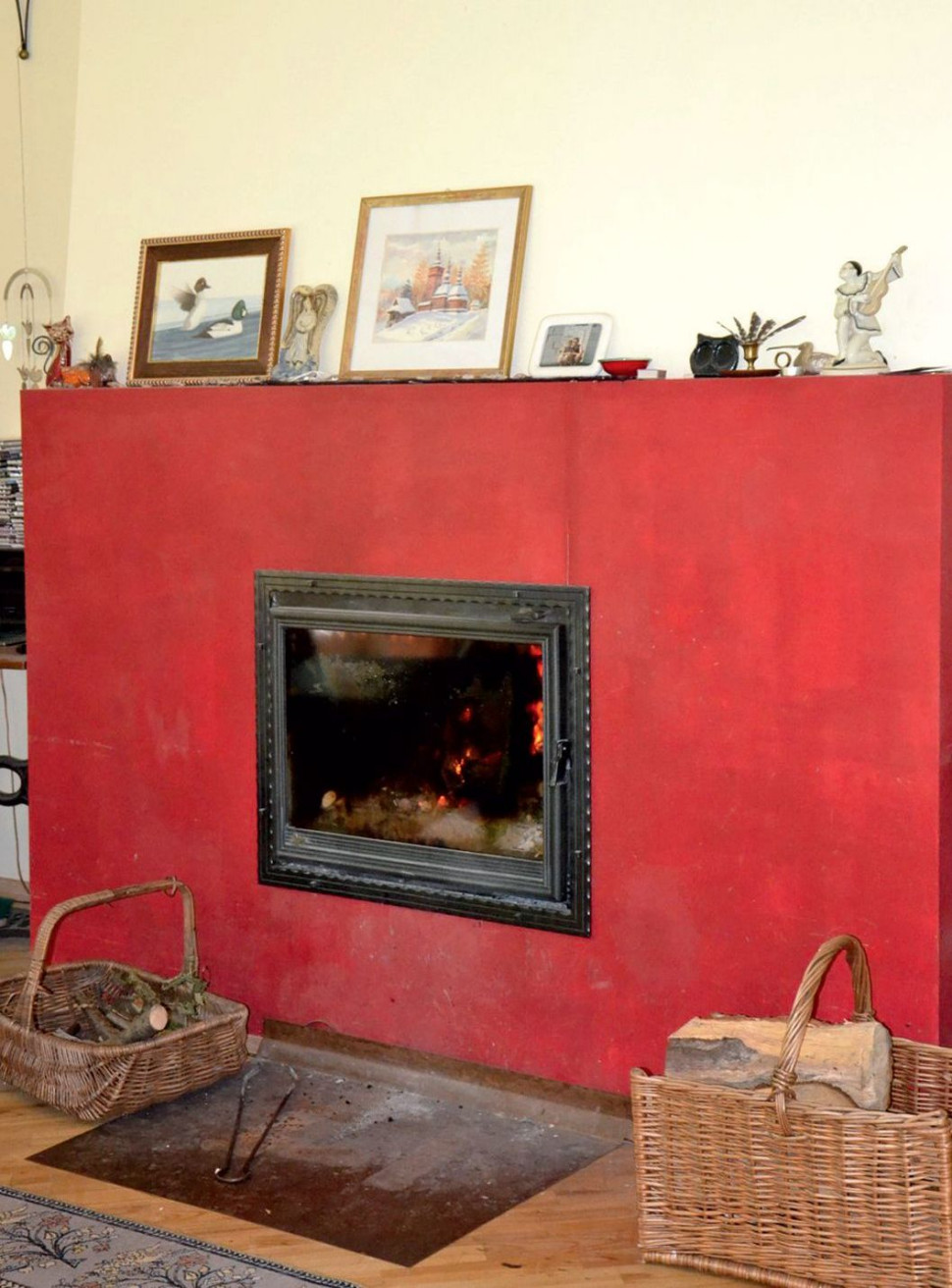 Ścianę wokół kominka Ewa pomalowała na czerwono (wg feng shui wzmacnia to siłę ognia)