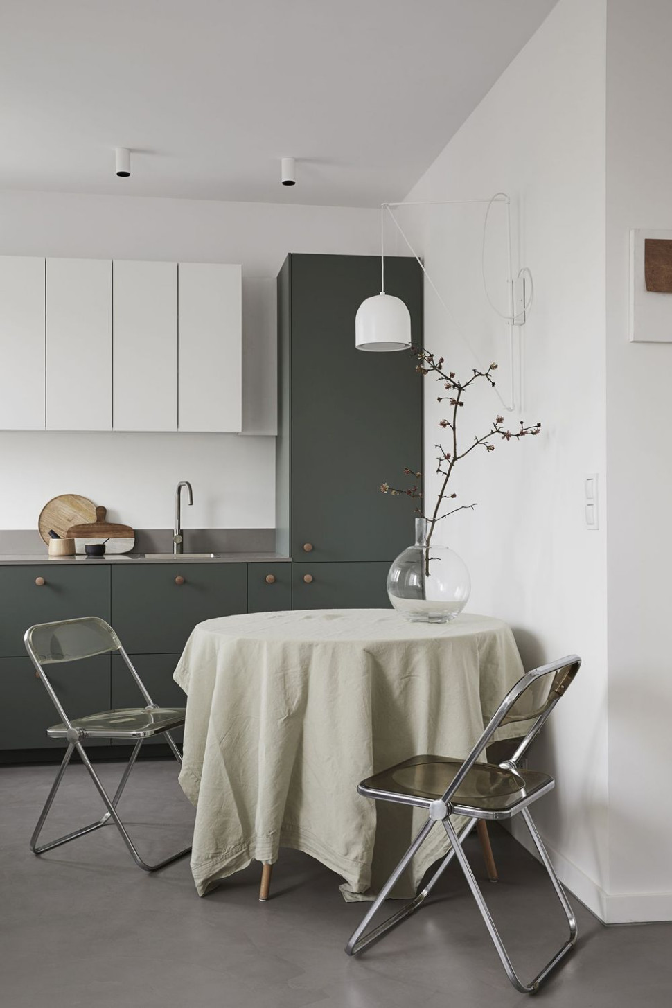 Kuchnia w odświeżonym mieszkaniu przy al. Niepodległości w Warszawie