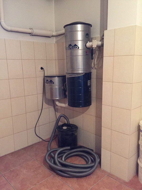 Odkurzacz typu split zamontowano w piwnicy (pod nim - separator popiołu i wąż)