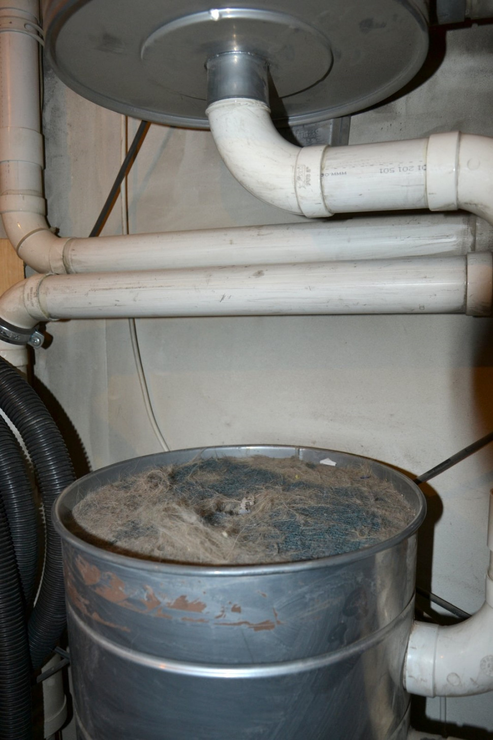 Wystarczy zdjąć pokrywę, żeby dotrzeć do filtra separującego włosy, sierść zwierząt i większe śmieci