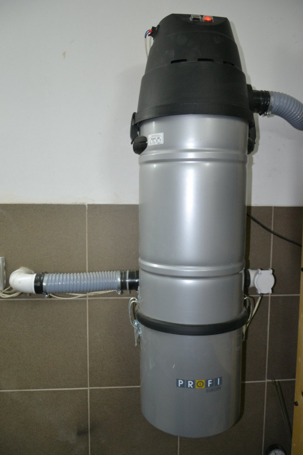 Jednostka centralna wisi na zewnętrznej ścianie garażu