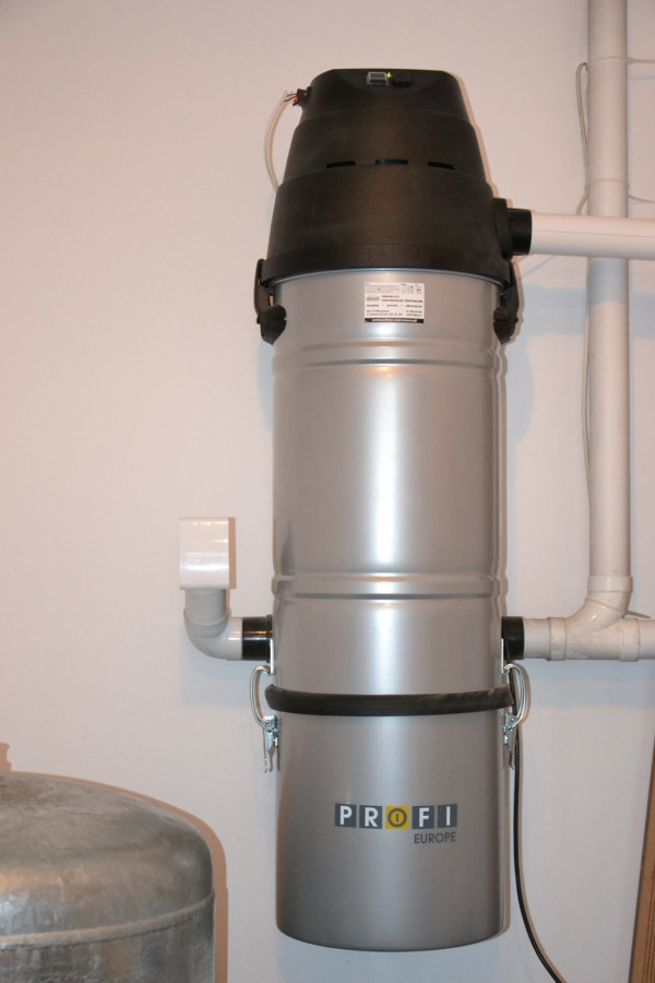 Jednostka centralna z multifiltrem wisi na wewnętrznej ścianie kotłowni. Nie ma tłumika