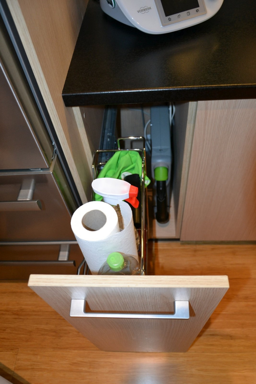 Wąska kaseta Vroom z wężem o dł. 3 m zajmuje mało miejsca w szafce