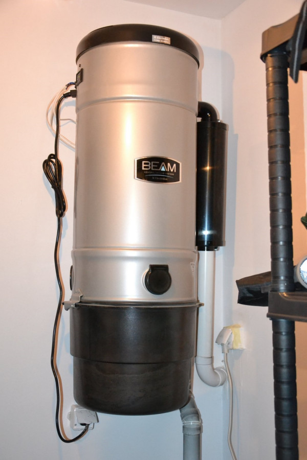 Jednostka centralna z systemem podwójnej filtracji i tłumikiem wisi w składziku sportowym