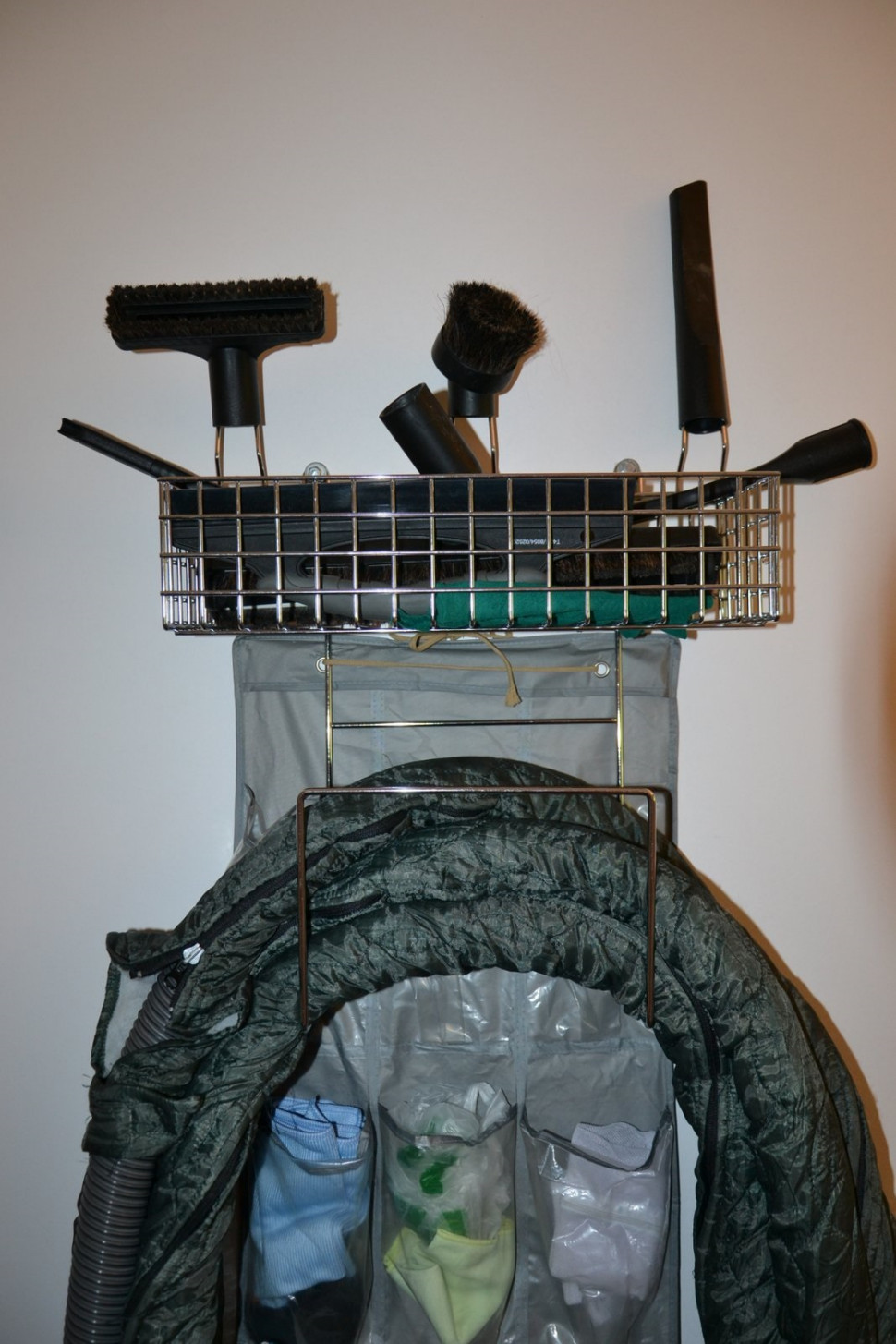 Na ogół używa się szczotki uniwersalnej, rzadziej do tapicerowanych mebli, grzejników itp.