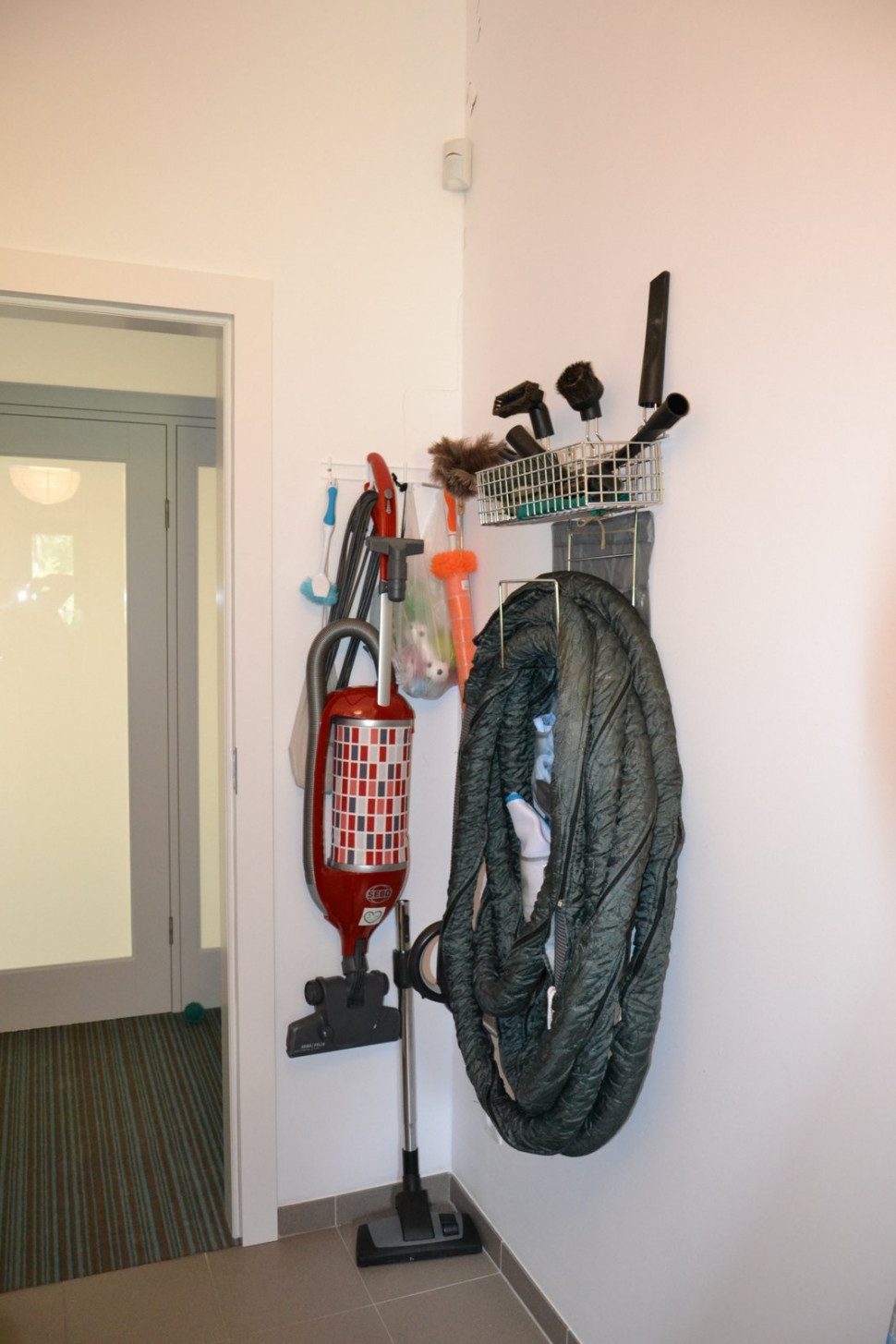 Akcesoria przechowuje się w pralni na wieszaku