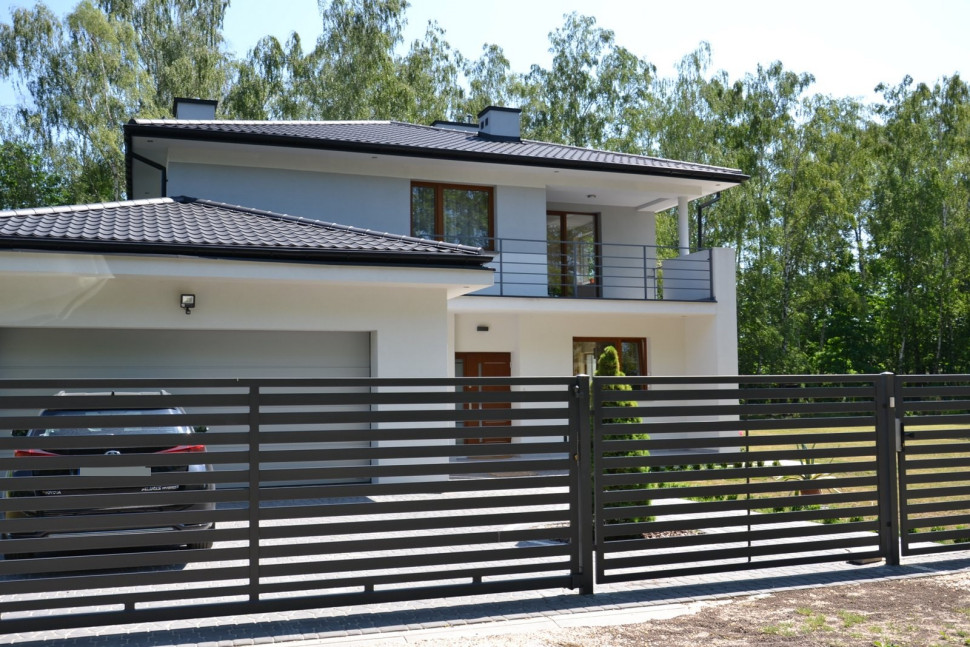 Przesuwną bramę i furtkę wykonano z ocynkowanych ceowników stalowych, powleczonych farbą proszkową