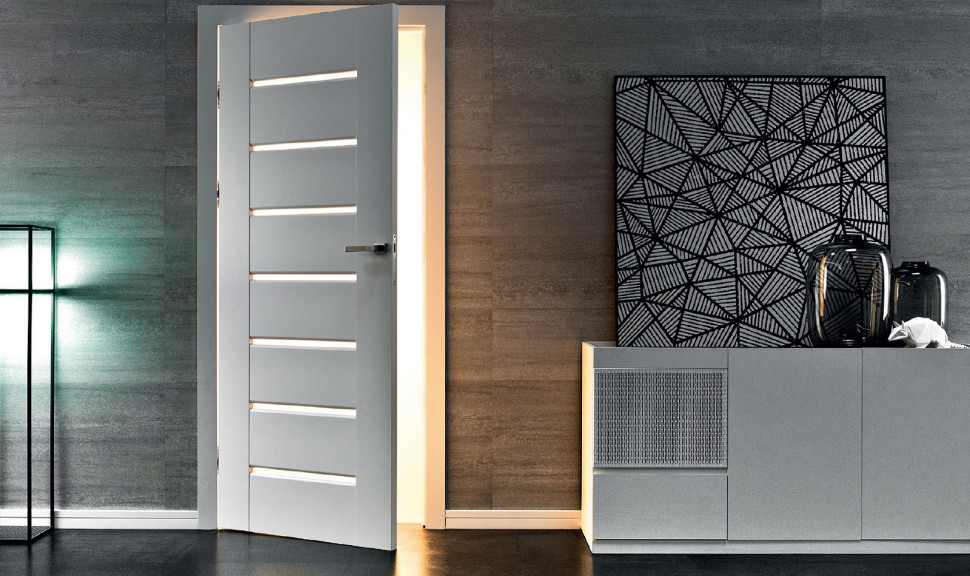 Drzwi wewnętrzne Inovo - skrzydło ma efektownie zaokrąglone krawędzie przy szybach, wykonane jest z płyty MDF i wykończone okleiną lub folią 3D